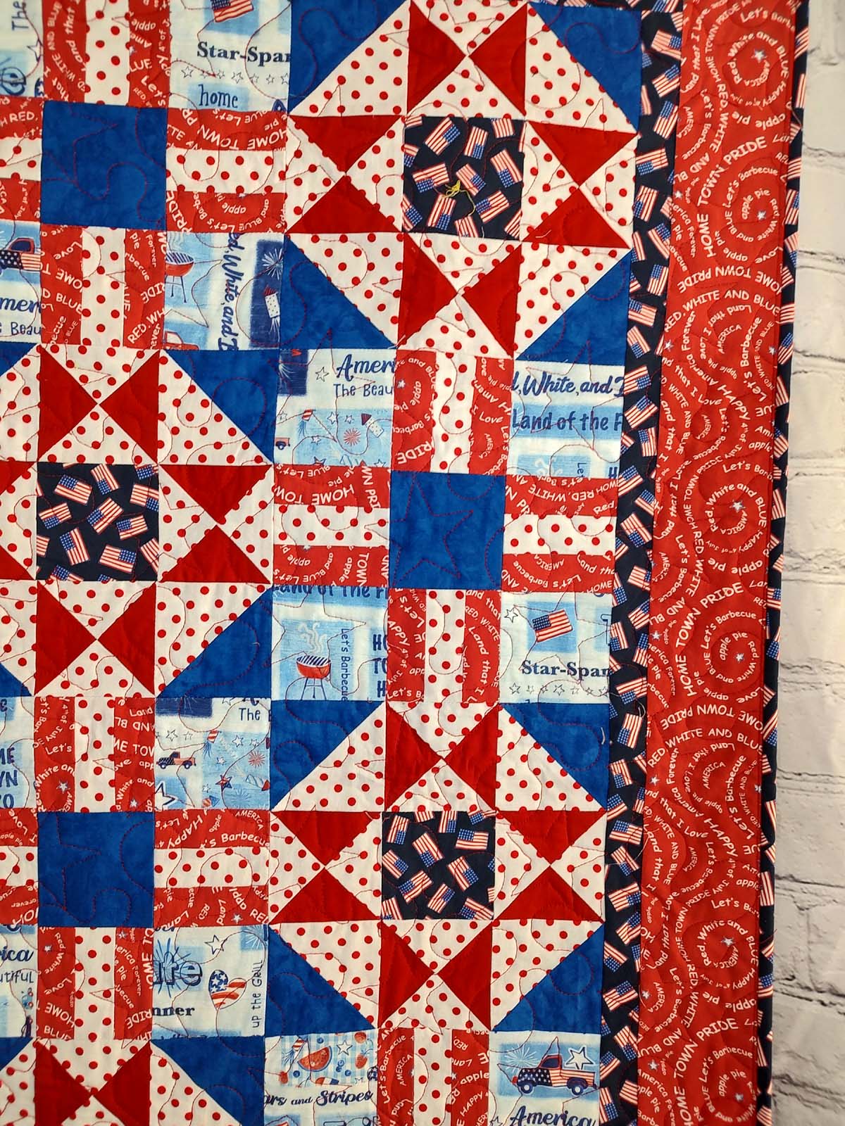 Gâteau patriotique rouge, blanc et bleu, drapeau américain sur fond blanc. Jour du souvenir, 4th Gâteau patriotique rouge, blanc et bleu, drapeau américain sur fond blanc. Jour du souvenir, 4th